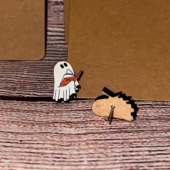 SUPER CUTE GHOST HOLDING BOOKS WOOD EARRINGS - Picture 5 of 11